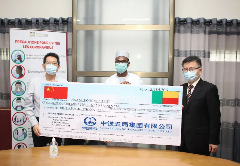 Representatives of China Railway No. 5 Engineering Group Co., Ltd. hand over the donation to Benin representative.